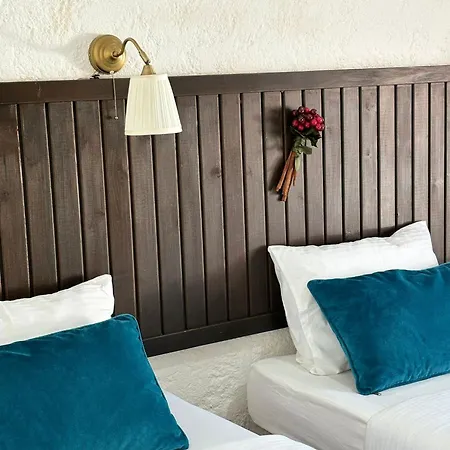 Albatross Hotel *