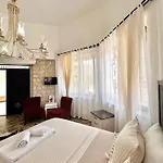 Albatross Hotel *