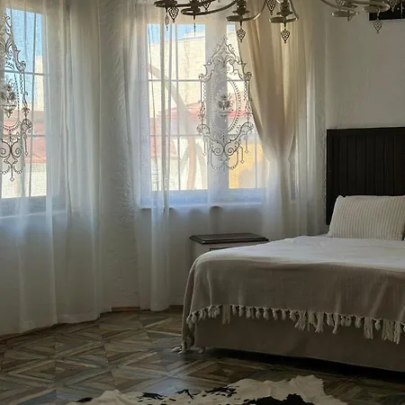 Albatross Hotel *